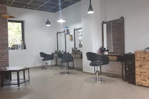 Salon fryzjerski Koloryzacja Sombre Ombre Regeneracja włosów image