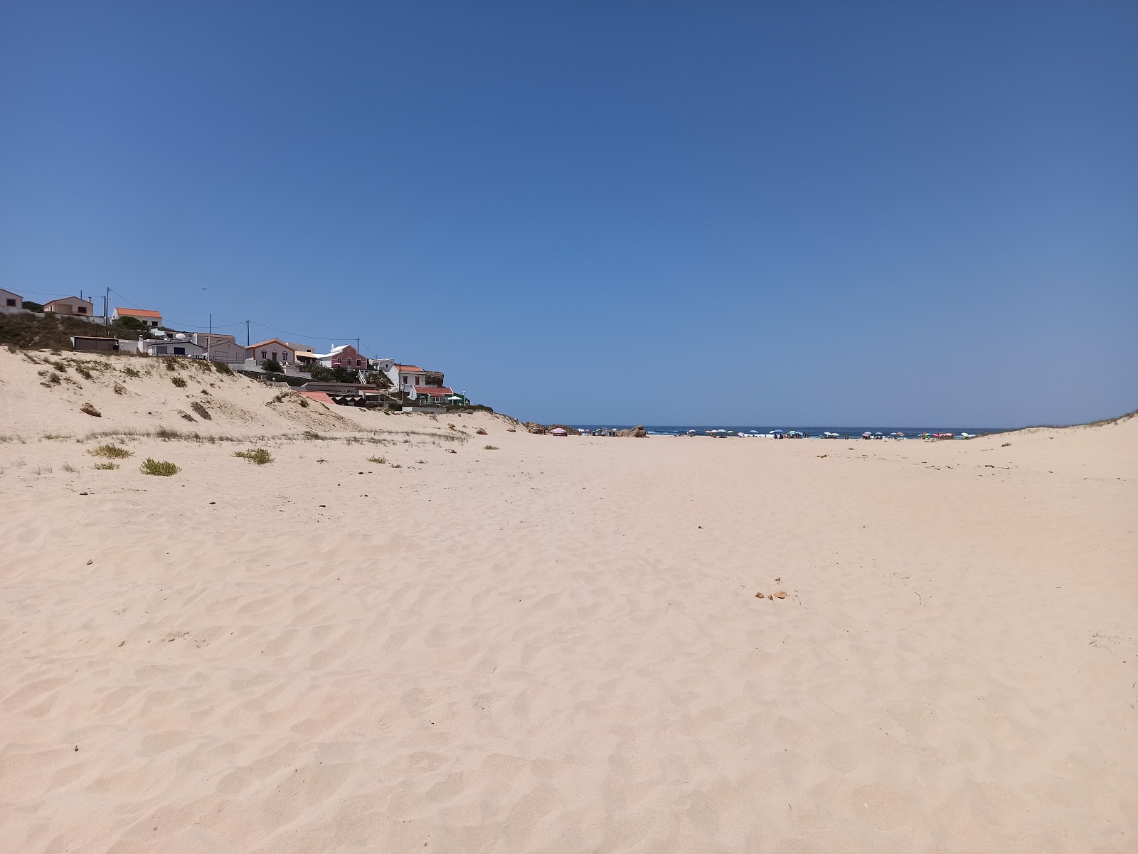 Fotografija Praia de Monte Clerigo in naselje