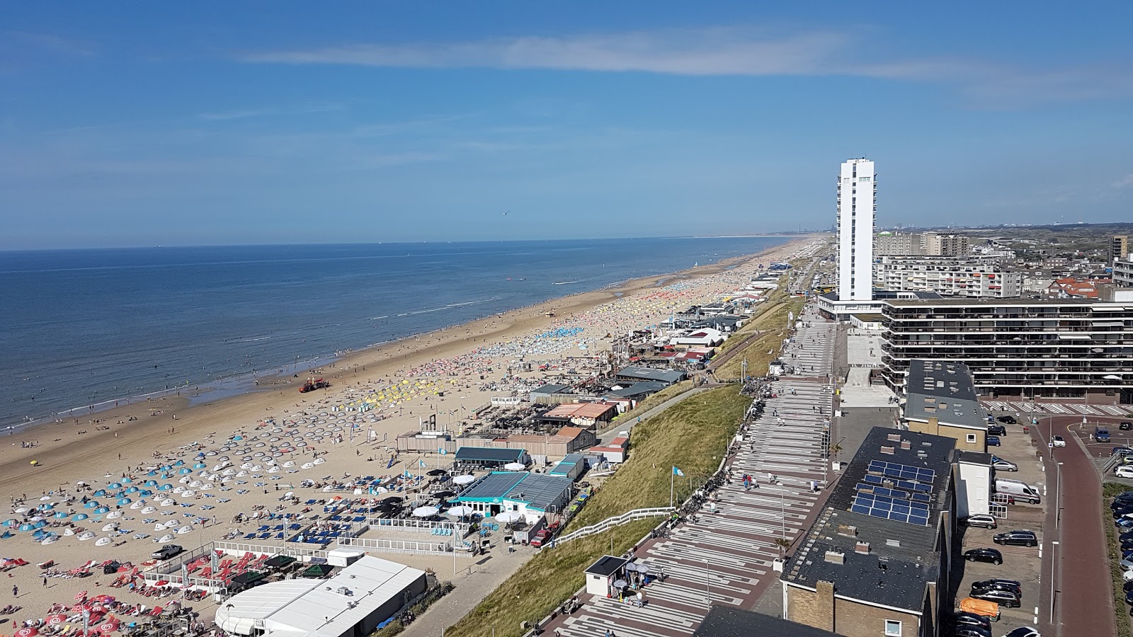 Photo of Zandvoort Beach with turquoise water surface