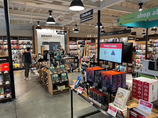 Book Store «Amazon Books», reviews and photos, 3441 N Southport Ave, Chicago, IL 60657, USA