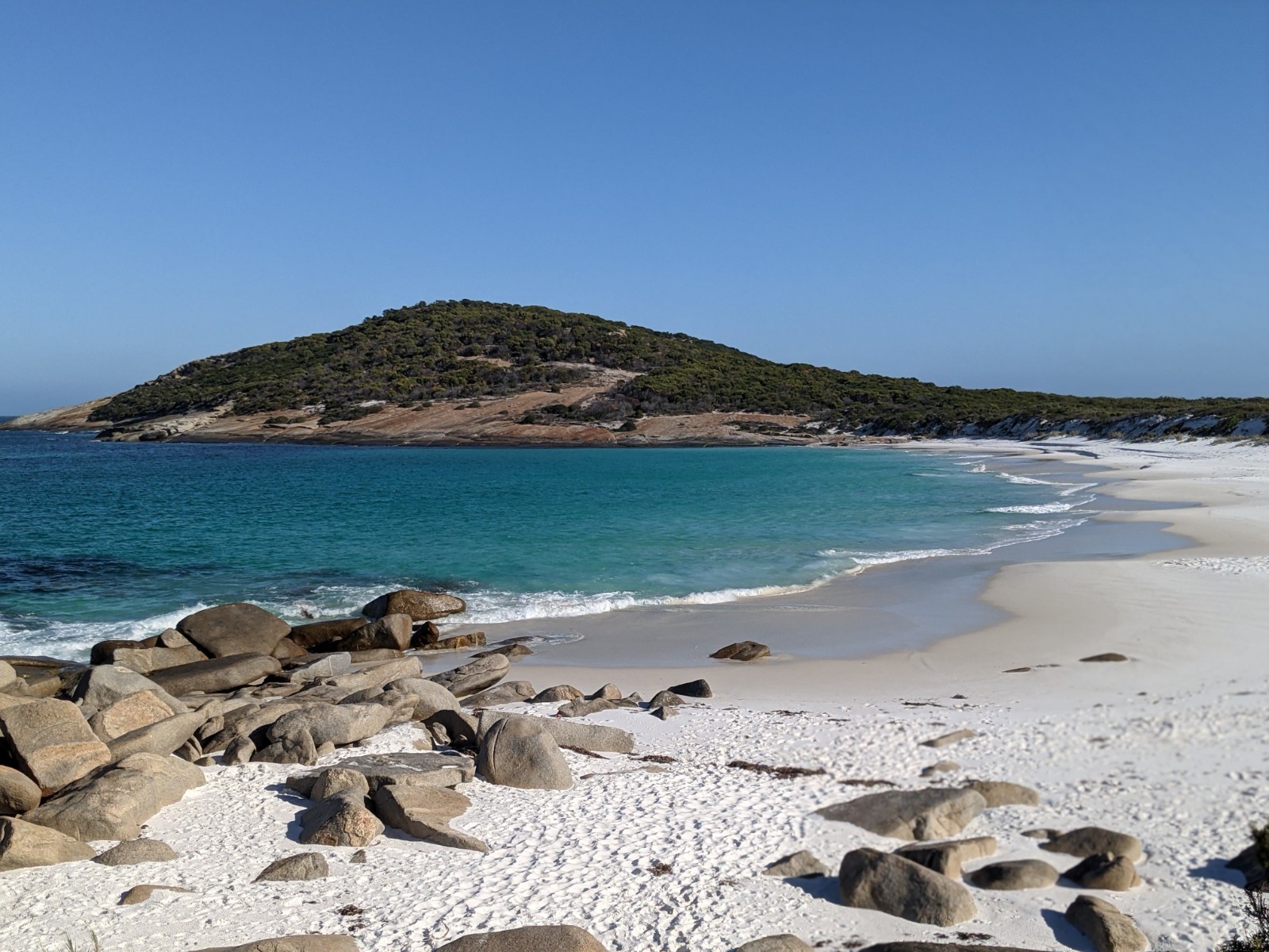 Fotografija Little Tagon Bay z beli fini pesek površino