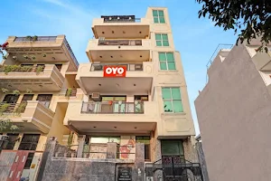 OYO Flagship Elite Homes Near Nsez Metro Station image
