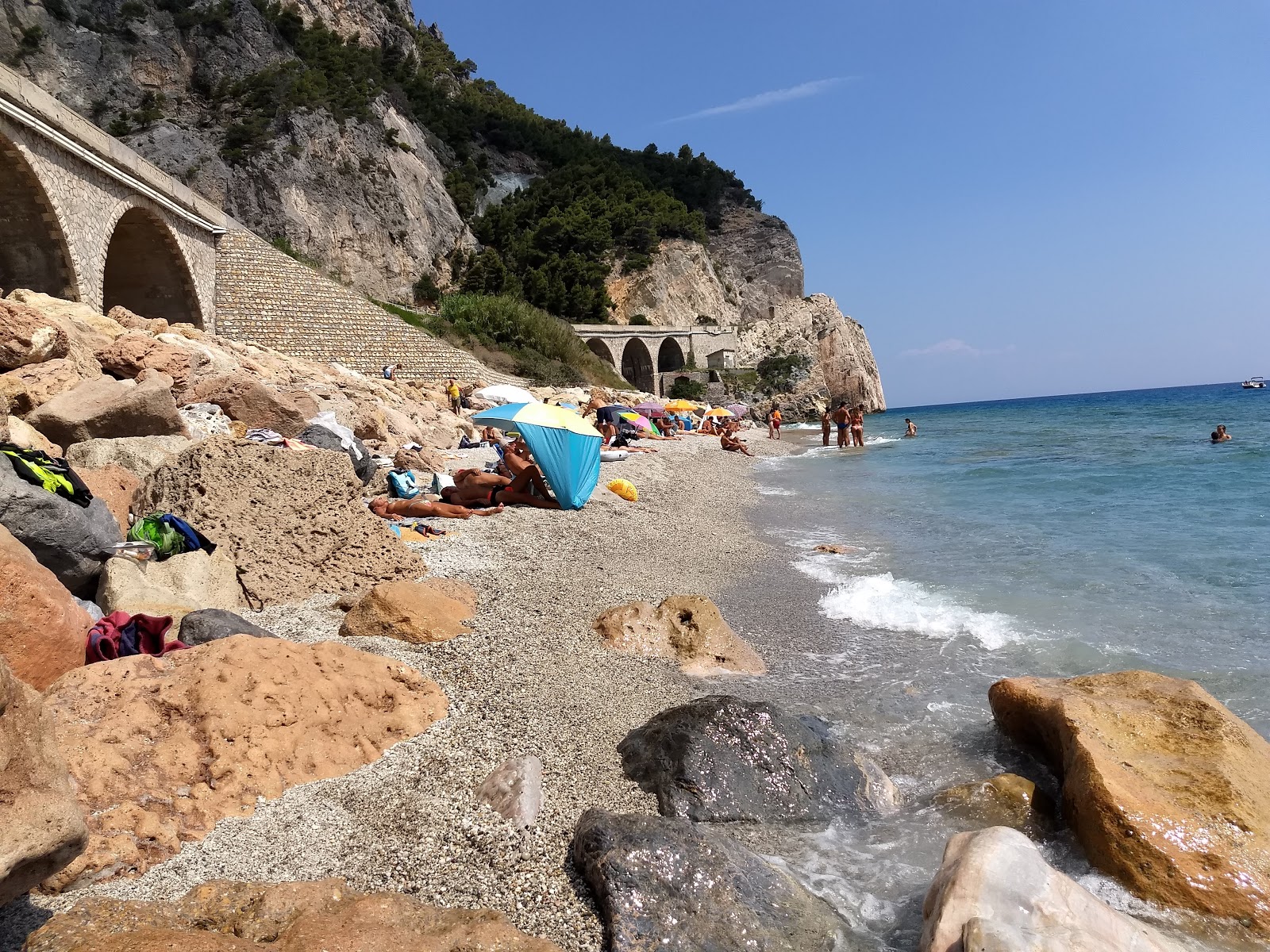Foto van Spiagge di Tueste met stenen oppervlakte