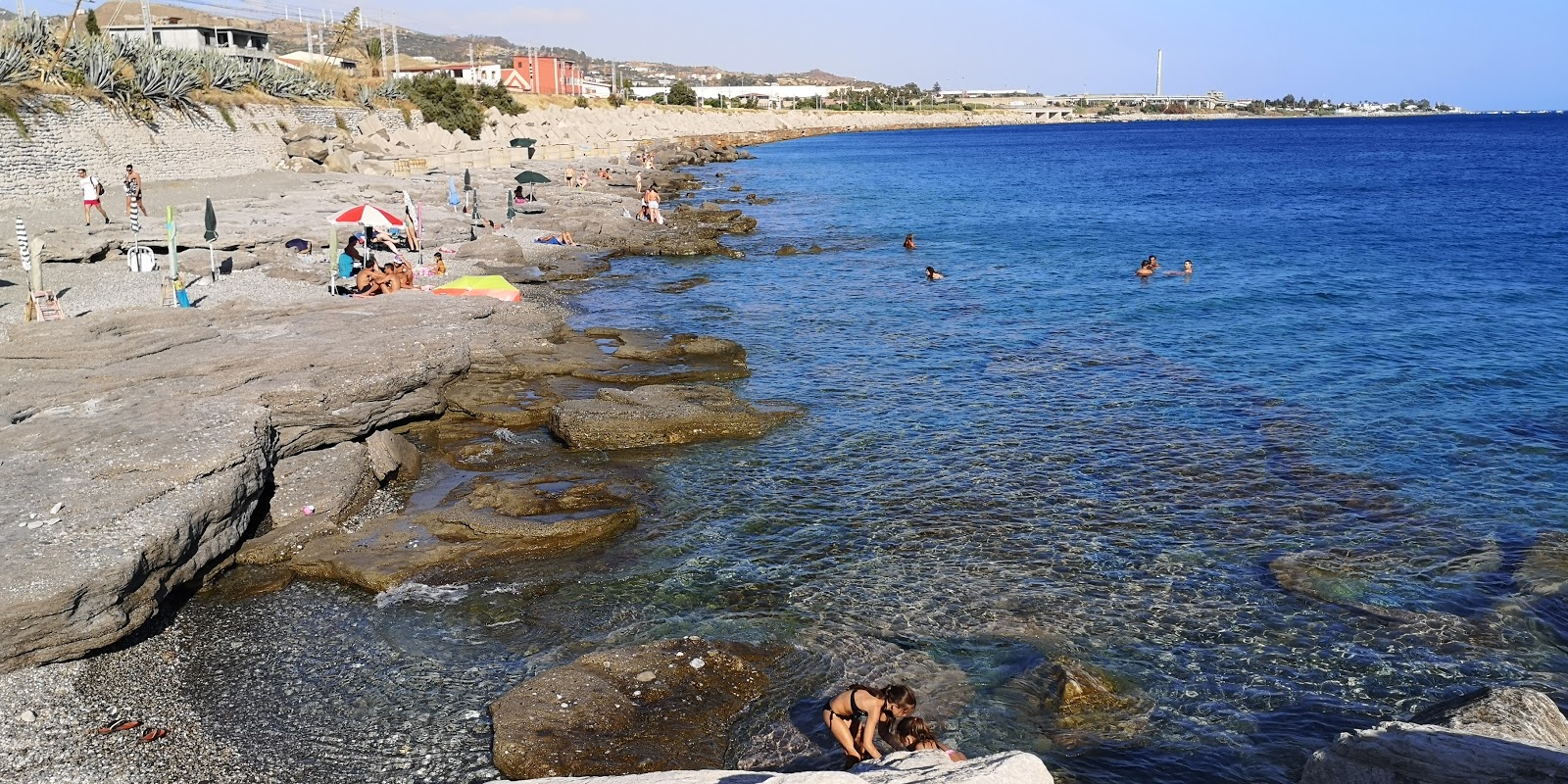 Foto di Riaci Capo beach con una superficie del ciottolame