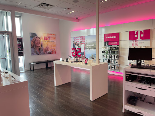 Cell Phone Store «T-Mobile», reviews and photos, 1745 County Road B2 W, Roseville, MN 55113, USA