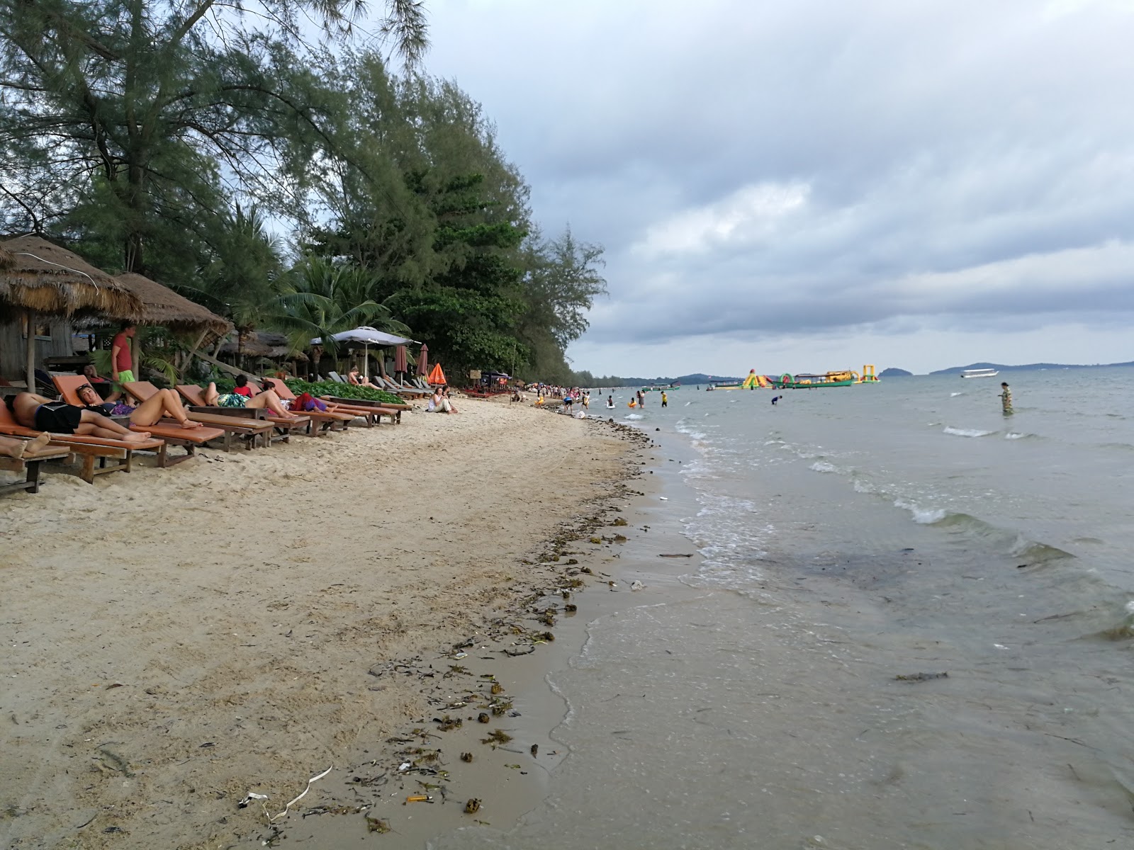 Foto di Otres Beach 3 con una superficie del acqua cristallina