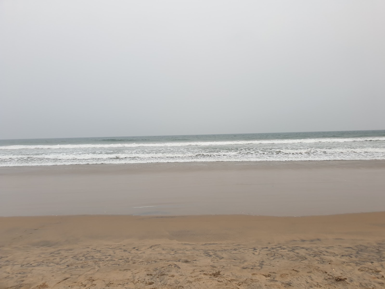 Kaviti Rangala Gadda Beach的照片 带有碧绿色纯水表面