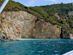 Kamari beach'in fotoğrafı küçük koy ile birlikte