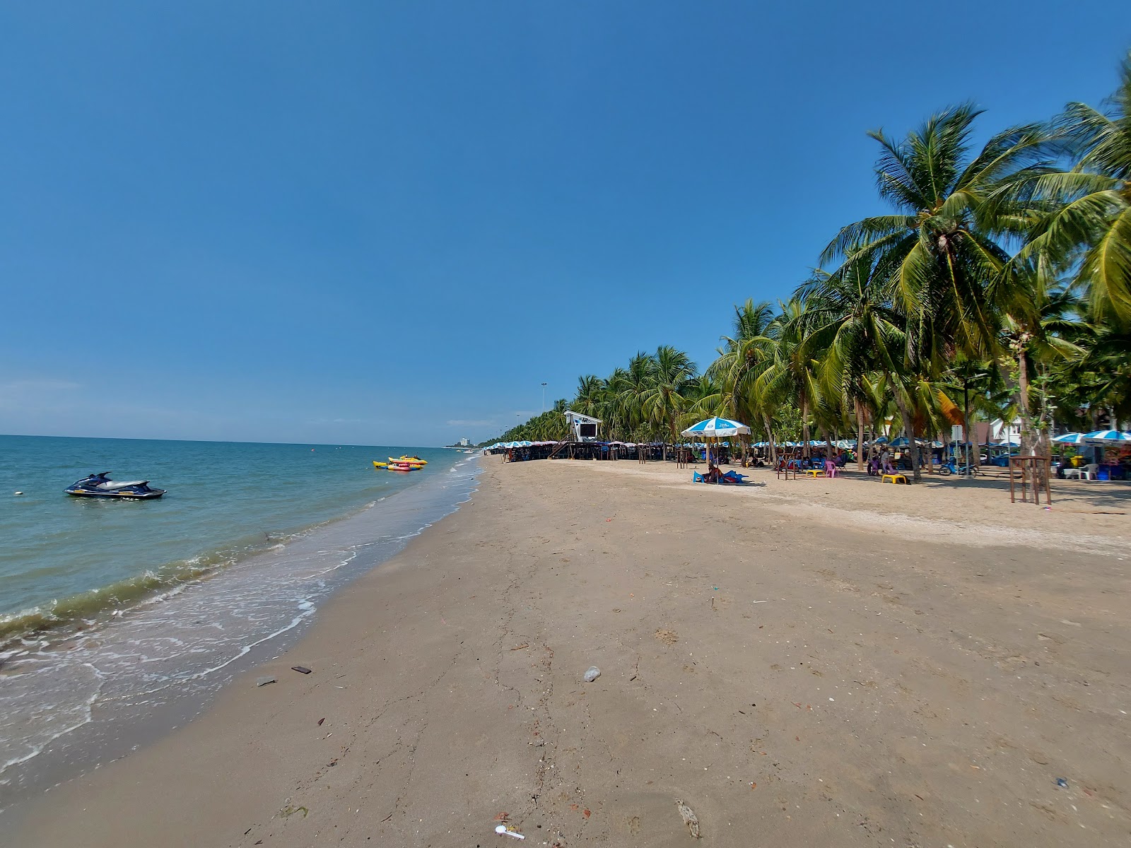 Bangsaen Beach'in fotoğrafı çok temiz temizlik seviyesi ile