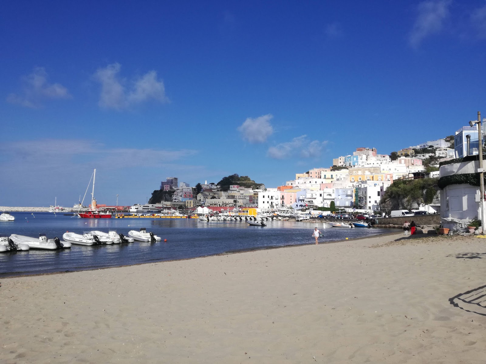 Spiaggia Giancos的照片 带有蓝色纯水表面