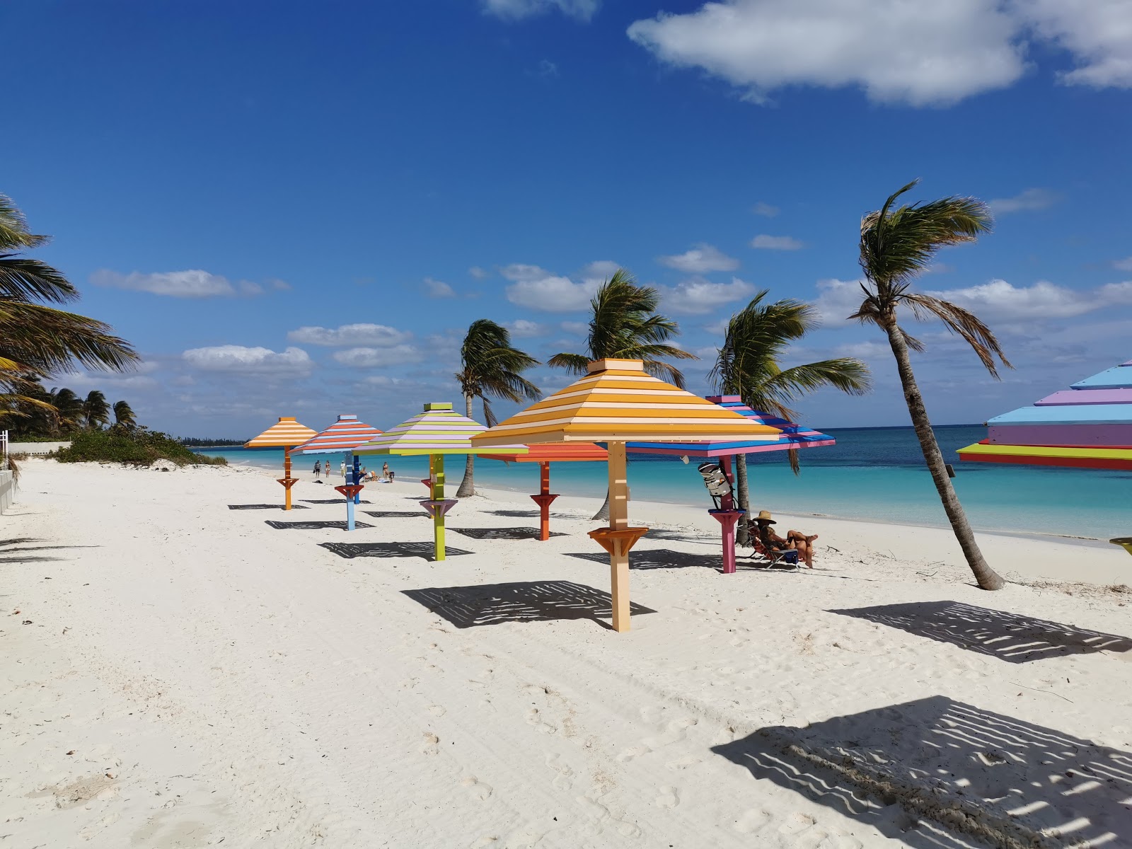 Foto de Coral beach con brillante arena fina superficie