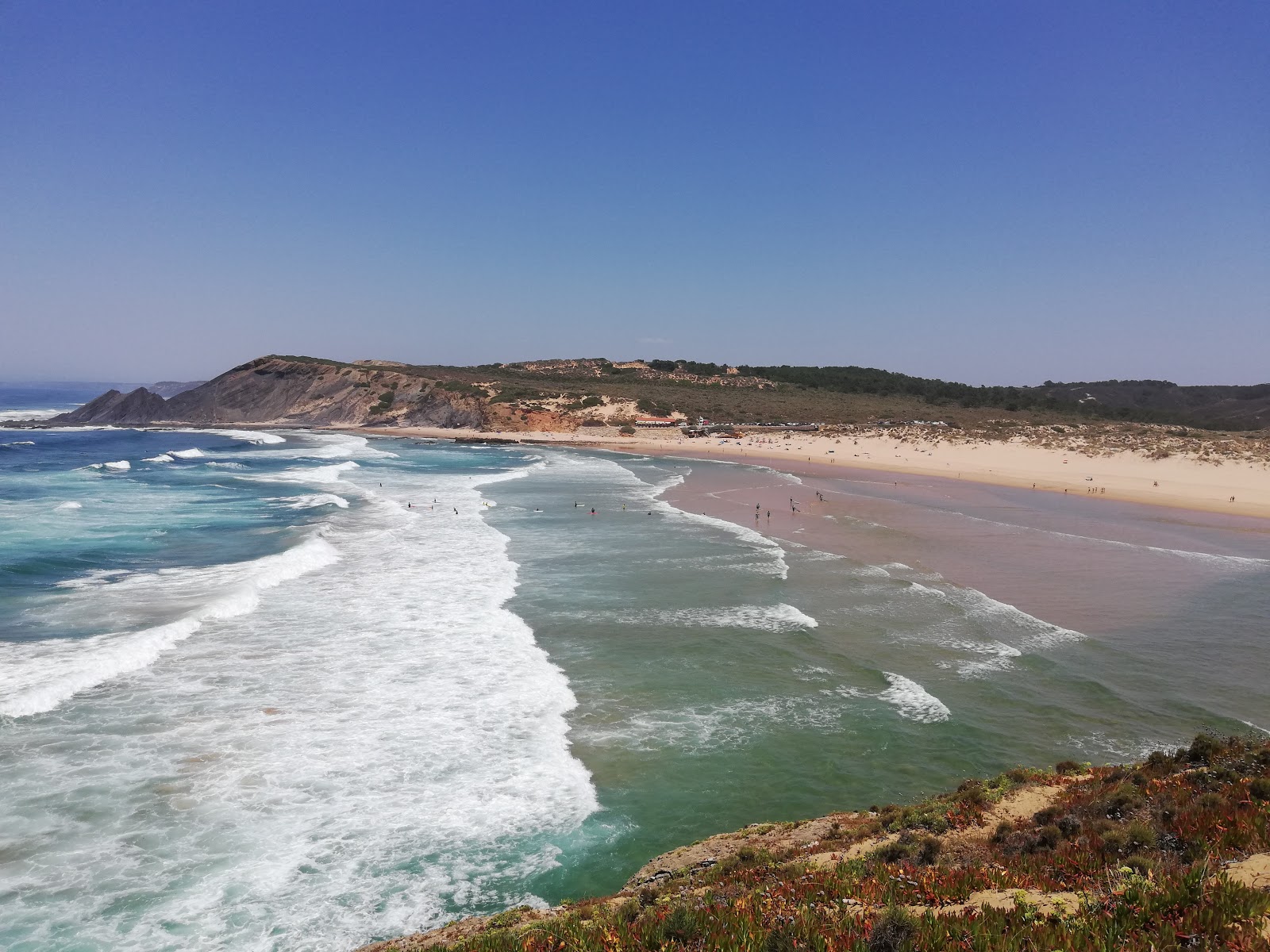 Fotografija Praia de Monte Clerigo z visok stopnjo čistoče