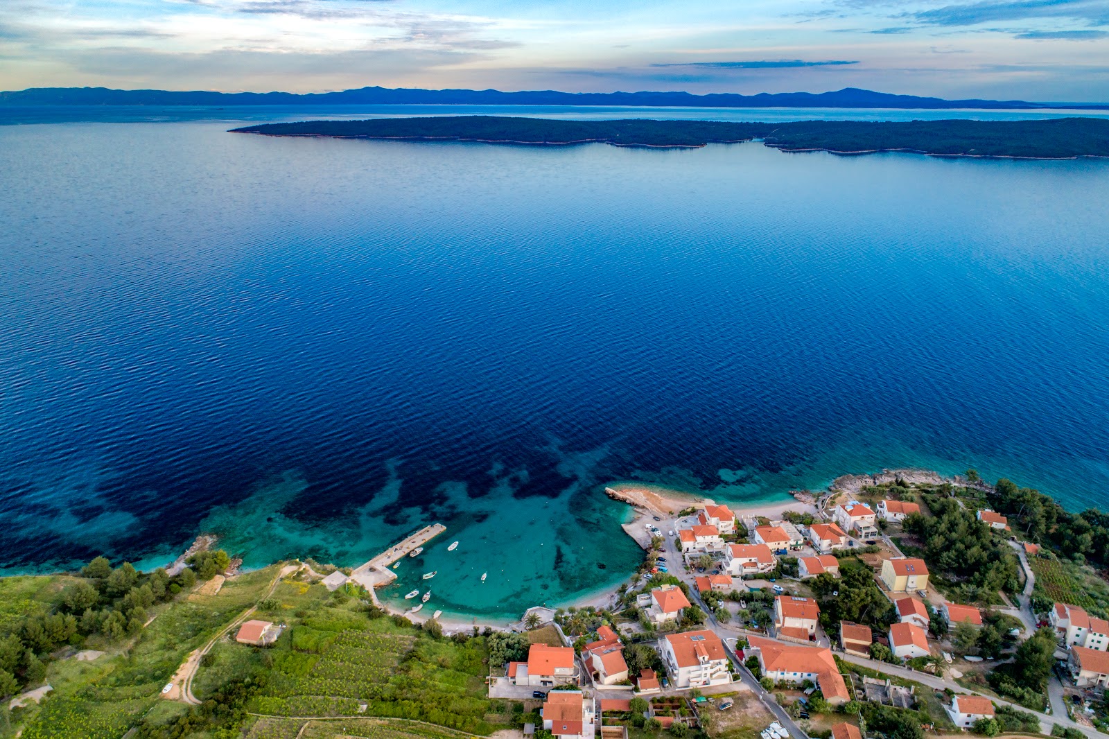 Zdjęcie Zavala beach otoczony górami