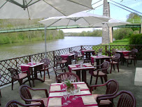 Atmosphère du Restaurant français L'Auberge du Bac à La Croix-Saint-Ouen - n°17