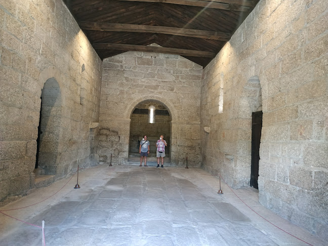 Avaliações doIgreja de São Miguel do Castelo em Guimarães - Agência de viagens