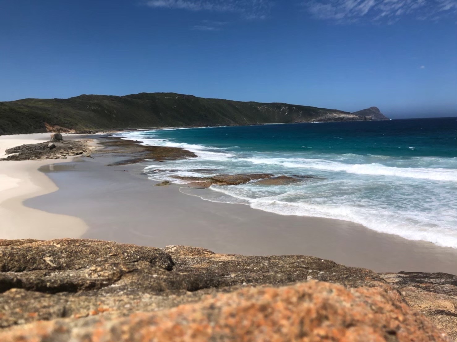 Fotografija Cable beach z svetel pesek in kamni površino