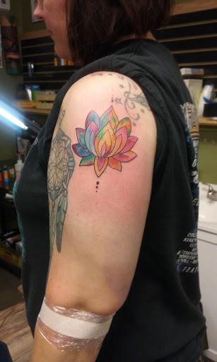 Tattoo Shop «Tattoo Machine Gun- Clark», reviews and photos, 1705 Charlestown New Albany Rd a, Jeffersonville, IN 47130, USA