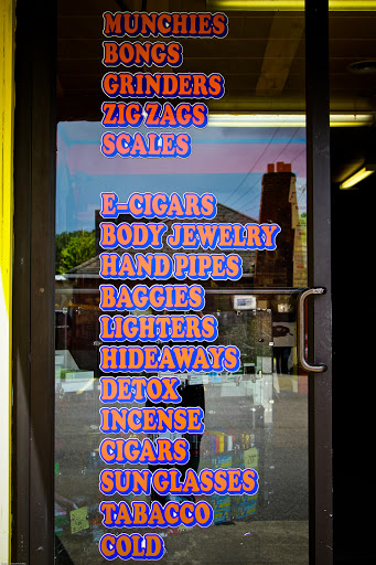 Tobacco Shop «The Bong Smoke Shop», reviews and photos, 225 Lancaster Dr SE, Salem, OR 97317, USA