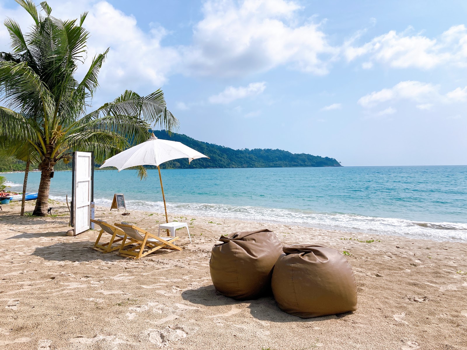 Ao Phrao Beach'in fotoğrafı uçurumlarla desteklenmiş