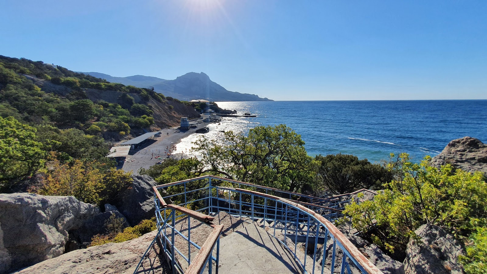 Foto af Chaika beach II omgivet af bjerge