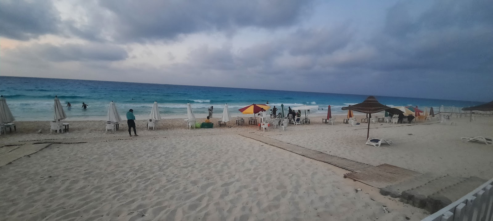 Fotografija Nosour Al Abyad Beach z visok stopnjo čistoče
