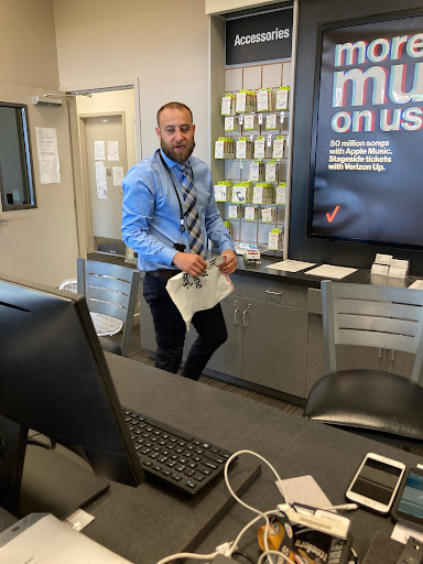 Cell Phone Store «Verizon», reviews and photos, 1130 Levis Commons Blvd, Perrysburg, OH 43551, USA