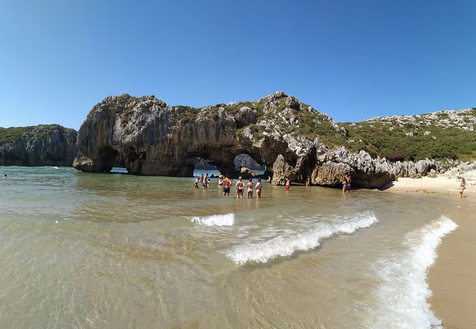 Foto von Cuevas del Mar mit beiger sand Oberfläche