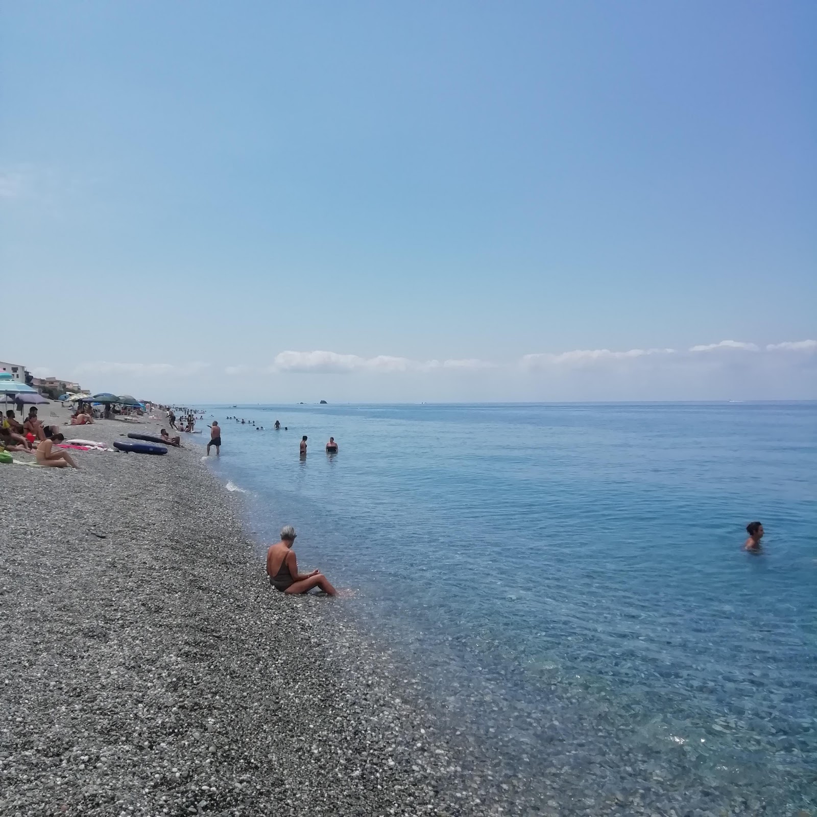 Pezzalonga beach'in fotoğrafı mavi sular yüzey ile