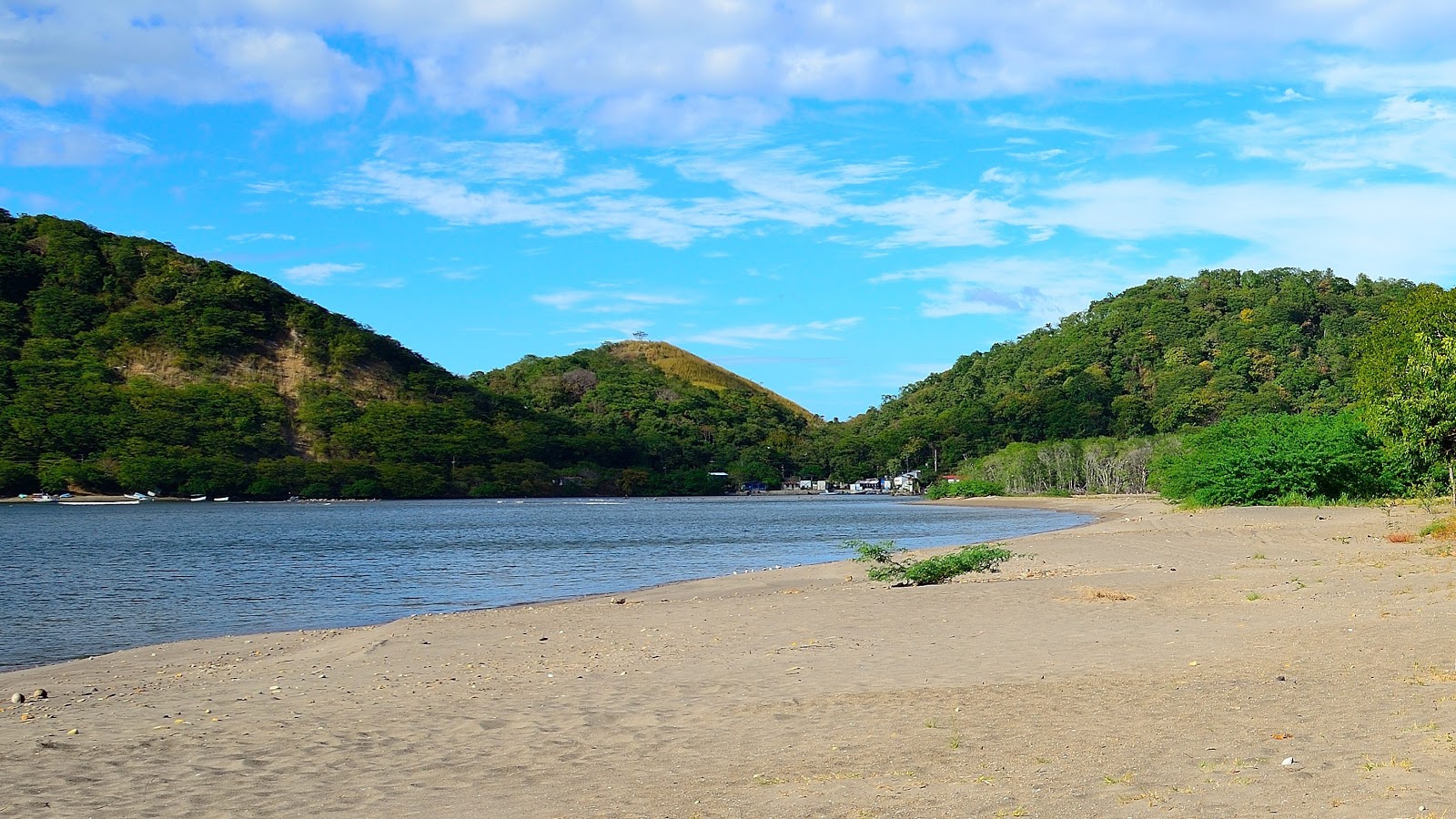 Zdjęcie Cuajiniquil beach z powierzchnią jasny piasek
