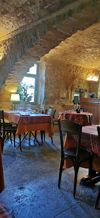 Atmosphère du Restaurant français Restaurant La Fontaine à Cliousclat - n°3