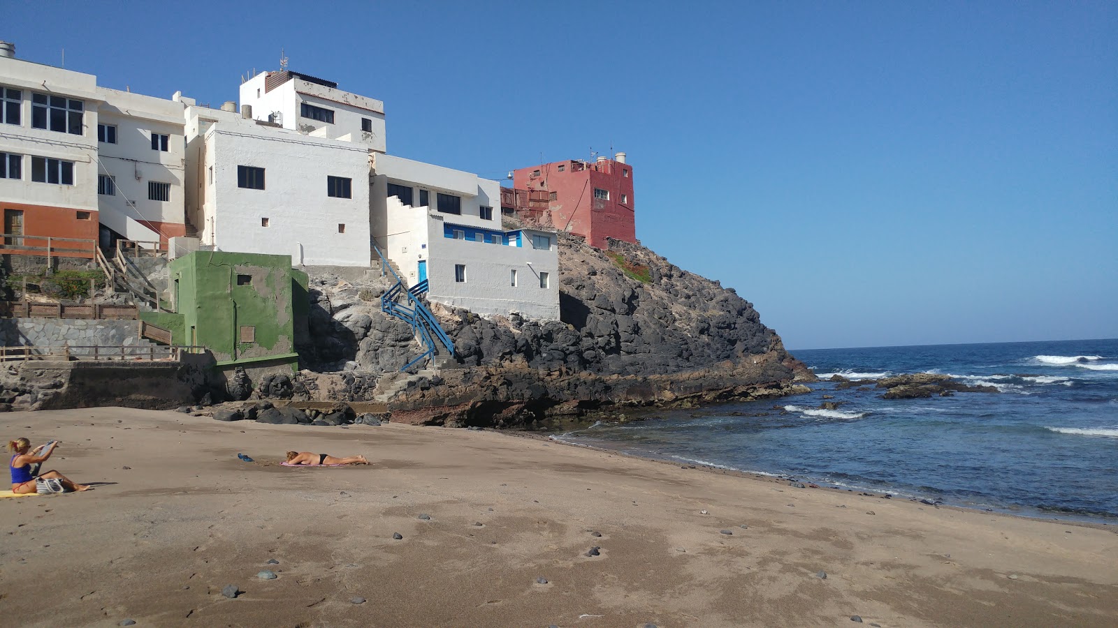 Photo of Playa Dos Roques and the settlement