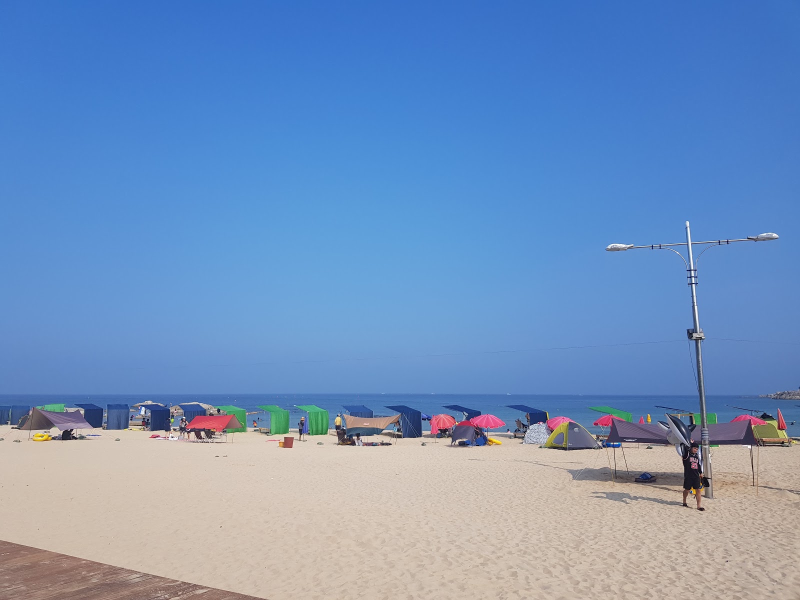 Foto de Baekdo Beach e o assentamento