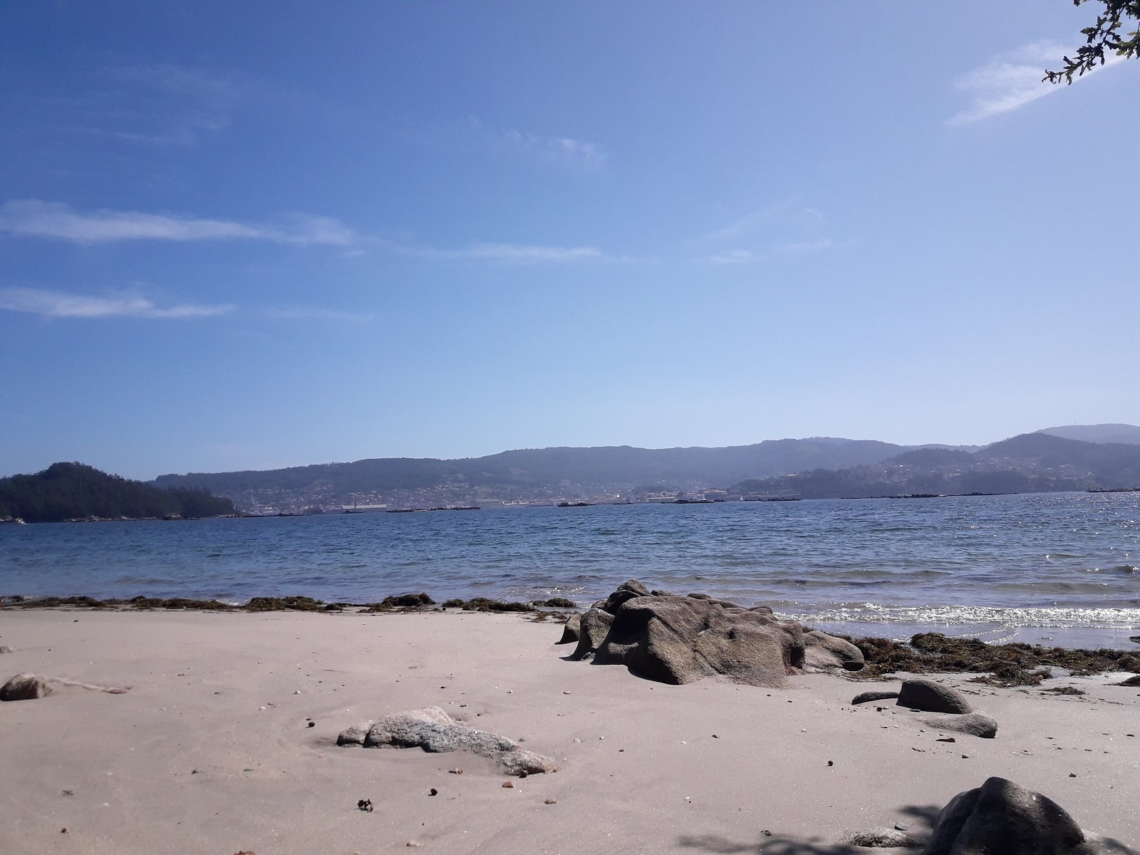 Praia do Caeiro的照片 带有碧绿色纯水表面
