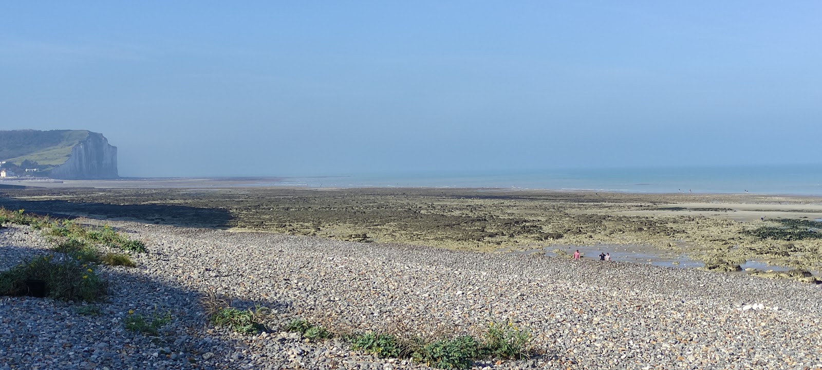 Plage de Mesnil Val'in fotoğrafı dağlarla çevrili