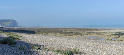 Plage de Mesnil Val'in fotoğrafı dağlarla çevrili