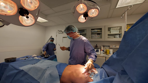 Chirurgien plasticien a Montreal | Dr Edouard Coeugniet | Chirurgie esthétique et plastique | Redrapage du Visage, Facelift, Rhinoplastie, Rhinoplasty, Augmentation Mammaire, Lifting des Seins