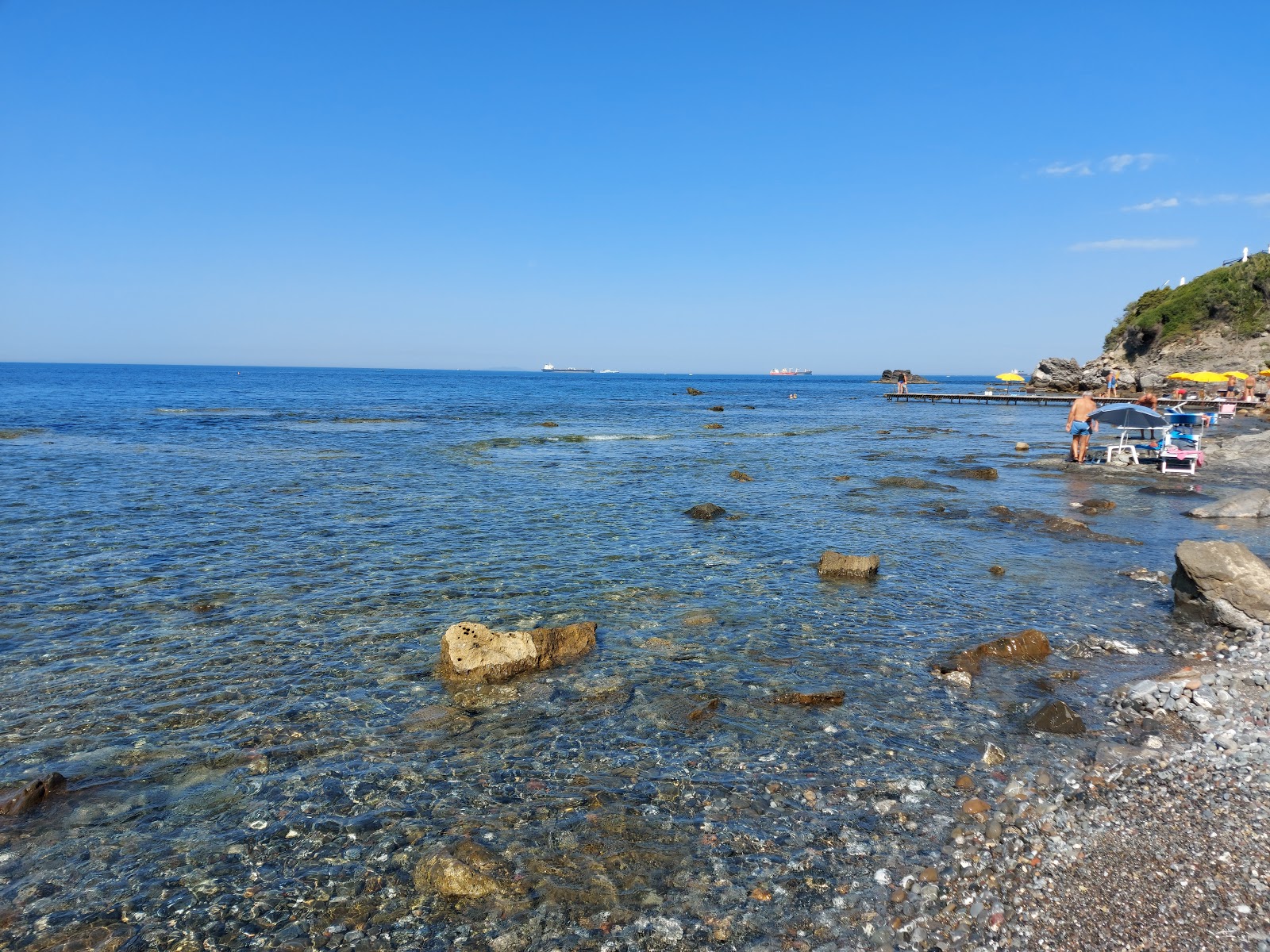 Foto av Spiaggia La Ginestra omgiven av klippor