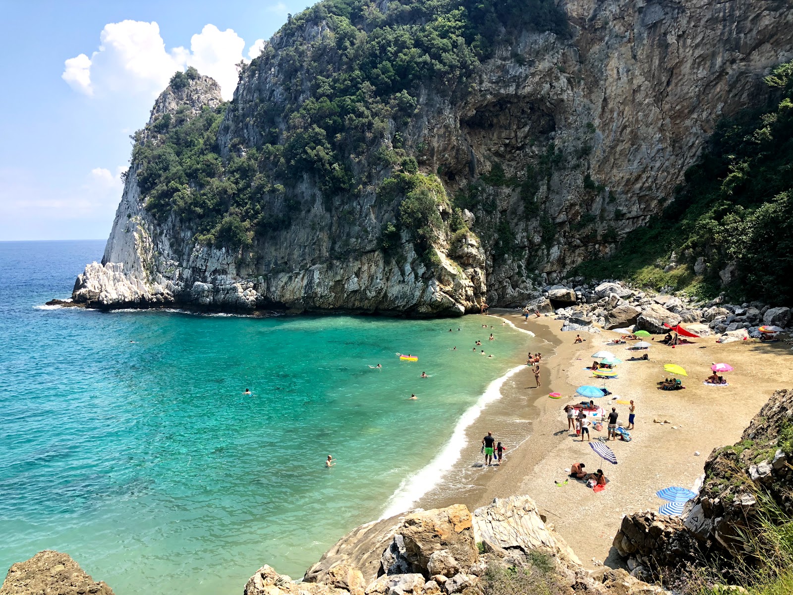 Foto di Fakistra beach con una superficie del ciottolo fine bianco