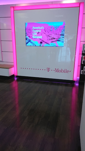 Cell Phone Store «T-Mobile», reviews and photos, 9122 Overland Plaza, Overland, MO 63114, USA