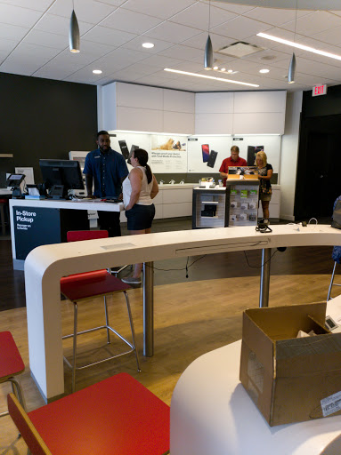 Cell Phone Store «Verizon», reviews and photos, 4965 S 76th St, Greenfield, WI 53220, USA