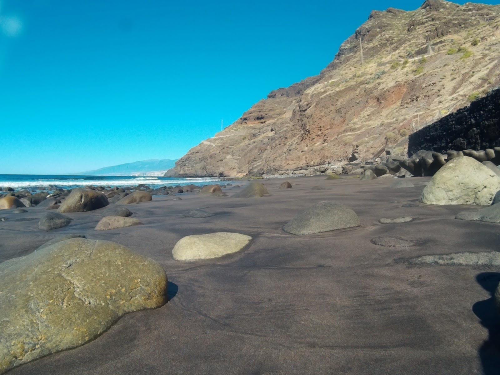 Foto de Playa El Llano com uma linha costeira espaçosa