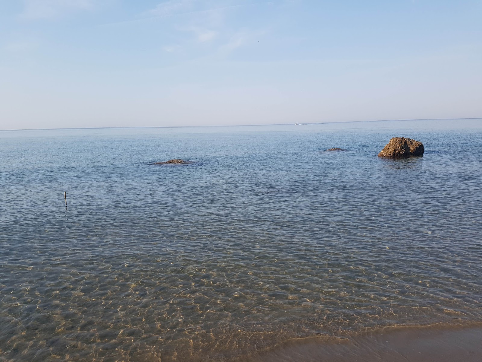 Foto av Le Calandre Beach omgiven av klippor