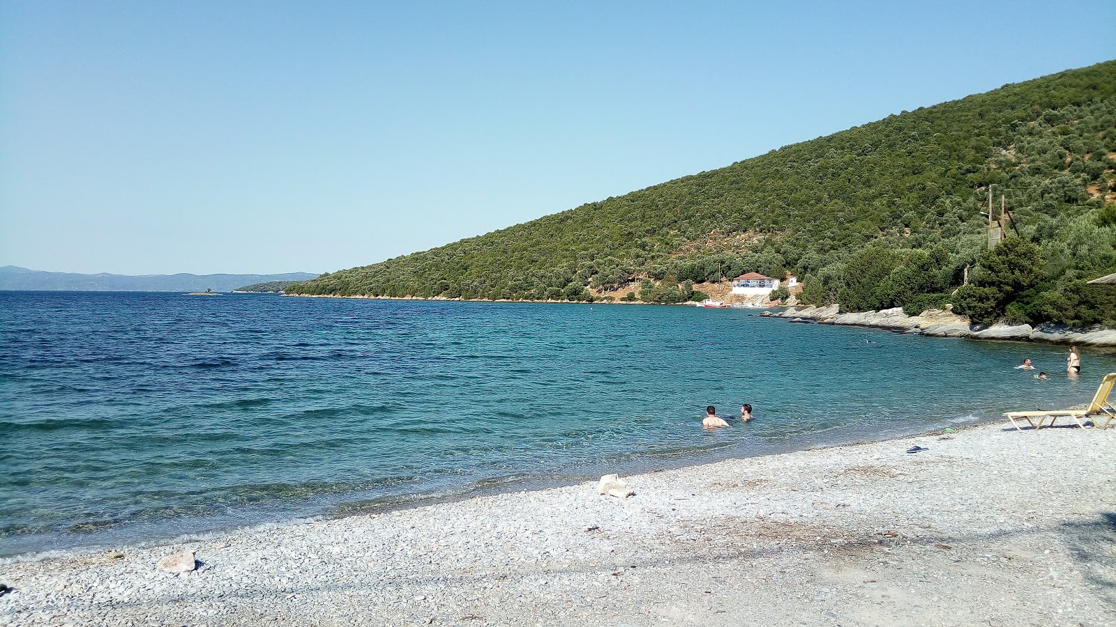 Foto di Alogoporos beach con una superficie del ciottolo leggero
