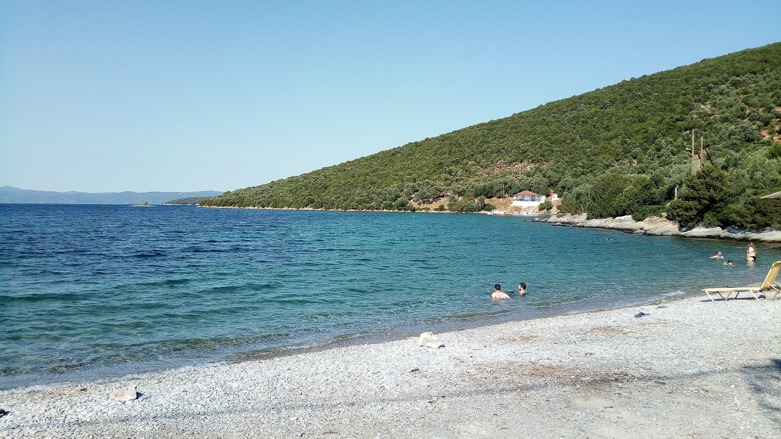 Foto von Alogoporos beach mit beiger kiesel Oberfläche