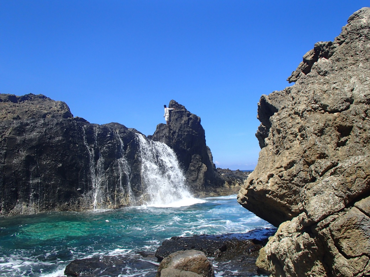 Photo de Nambung Beach entouré de montagnes