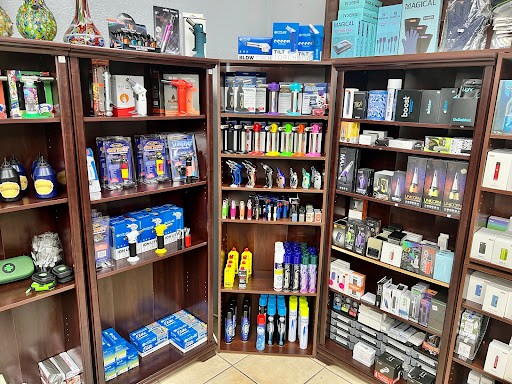 Tobacco Shop «Smoke Tokz Head Shop KC», reviews and photos, 1263 W 103rd St, Kansas City, MO 64114, USA