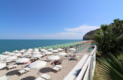 Spiaggia di Piana di Mattinata'in fotoğrafı uçurumlarla desteklenmiş
