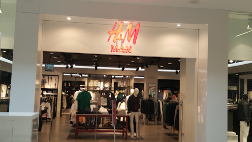 Clothing Store «H&M», reviews and photos, 5065 Main St, Trumbull, CT 06611, USA