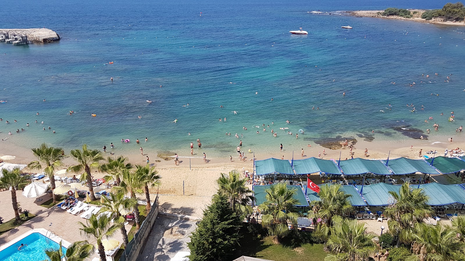 Foto von Avsallar beach und die siedlung