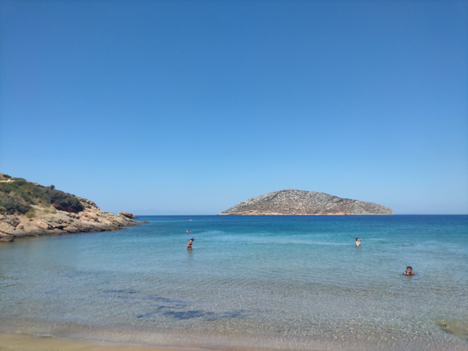 Foto di Paralia Agia Kioura con parzialmente pulito livello di pulizia